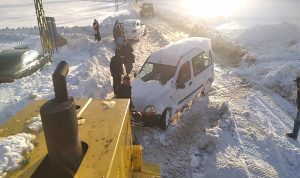 إجلاء سيارتين احتجزتهم الثلوج في منطقة القموعة