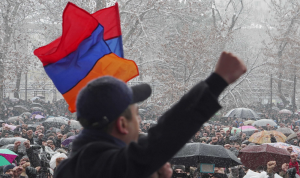 “محاولة انقلاب” في أرمينيا… الجيش يطالب الحكومة بالاستقالة!