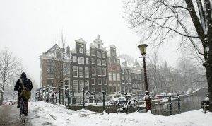 هولندا تناشد المواطنين البقاء في المنازل بسبب عواصف ثلجية