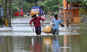 إنقاذ آلاف الهنود بعد فيضان نهر الغانج