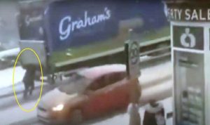بالفيديو… امرأة تدفع شاحنة ضخمة وسط الثلوج