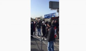 بالفيديو: نصب الخيم وسط الطريق في جبيل