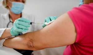 مسؤول صحي مصري: التطعيم ضد كورونا سيكون سنويا