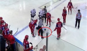 بالفيديو… قرص الهوكي يقتل لاعبا روسيا!