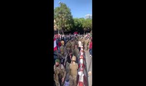 بالفيديو- إشكال بين القوى الأمنية والمحتجين امام وزارة الداخلية