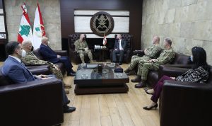لقاء بين قائد الجيش والقائم بأعمال السفارة البريطانية