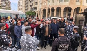 اعتصام لاصحاب وسائقي الباصات امام قصر العدل في طرابلس