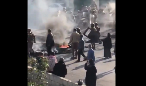 بالفيديو: مواجهة بين الجيش والمتظاهرين في طرابلس