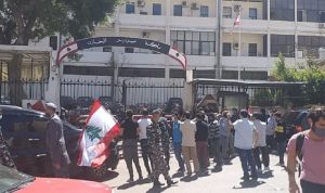 اعتصام في فرن الشباك احتجاجا على استدعاء ناشطين