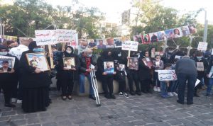 اعتصام لأهالي شهداء المرفأ أمام منزل المشنوق وزعيتر (فيديو)