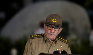 كاسترو يتنحى عن زعامة الحزب الشيوعي في كوبا