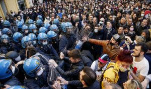 في روما.. اشتباكات مع الشرطة احتجاجا على الإغلاق