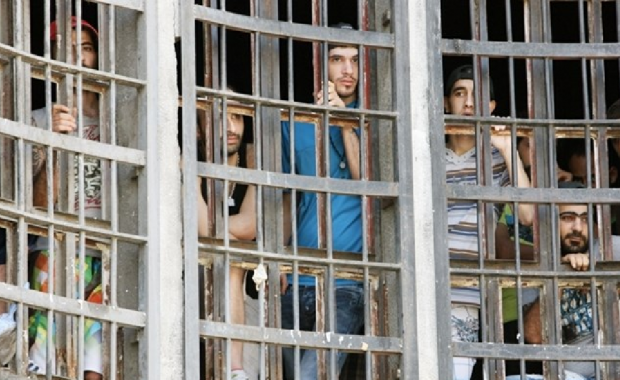 أهالي السجناء: وفاة موقوف بعد تعرضه للتعذيب!