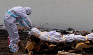 أول اعتراف رسمي… جثث ضحايا كورونا في الأنهار بالهند!
