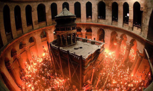 فيض النور المقدس في كنيسة القيامة (فيديو)
