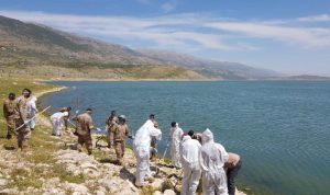 فريق من “اللبنانية” و”الليطاني” جمع عينات من بحيرة القرعون