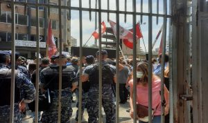 وقفة احتجاجية لـ”الحرس القديم” في “التيار” أمام قصر العدل
