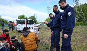 “الأعداد تزايدت” .. الشرطة الفرنسية تفكك مخيمًا للاجئين