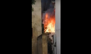بالفيديو- حريق كبير في مبنى سكني بالجميزة