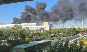 في إيران… حريق كبير في مصنع غرب طهران (فيديو)