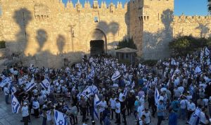 “مسيرة الأعلام” الإسرائيلية… مواجهات واعتقالات وسقوط جرحى 