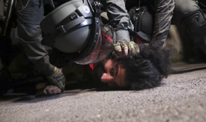 بالفيديو… الشرطة الإسرائيلية تعتدي على “الجزيرة”