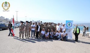 الجيش شارك في حملة تنظيف شاطئ الميناء