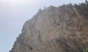 بالفيديو… شخص يعلق بين صخور المتن السريع!