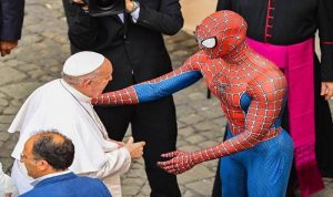 بالفيديو- مشهد غريب.. البابا يلتقي سبايدرمان!