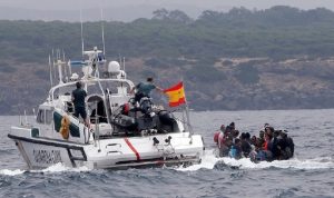 مقتل 8 مهاجرين بغرق قارب قبالة جزيرة إسبانية