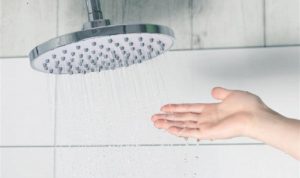 الاستحمام بالماء البارد.. 4 فوائد لجسدك و”مزاجك”