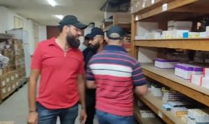 محتجون اقتحموا مستودع أدوية في طرابلس