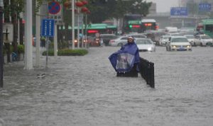 الفيضانات تجتاح 12 مدينة وسط الصين (فيديو)