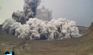 بركان ينفث غازًا سامًا يهدد عاصمة الفيلبين