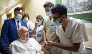 الفاتيكان: البابا فرنسيس سيغادر المستشفى في أقرب وقت