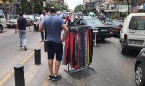 في صيدا… تجار يقطعون الطريق بالبضائع