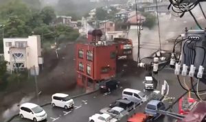 فيضان هائل يجرف منازل وسط اليابان! (فيديو)