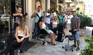 فقط في لبنان: تصفيف الشعر على الرصيف!