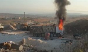 إحراق شاحنة قرب منزل صاحب مستودع التليل في عكار (فيديو)