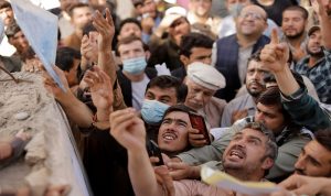 تهافت على جوازات السفر في كابل.. وطالبان تضرب الحشود!