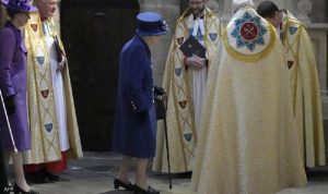 للمرة الأولى… الملكة إليزابيث الثانية تستخدم عصا للمشي