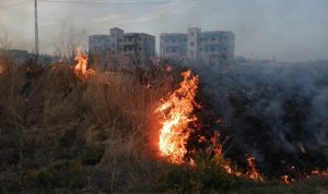 في عكار… حريق قرب المنازل وأعمدة الإرسال