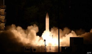 كوريا الشمالية تطلق صاروخا بالستيا من غواصة