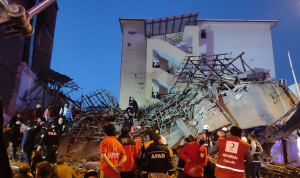 انهيار مبنى في تركيا… وسماع صوت تحت الركام!