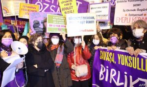 تركيا… الشرطة تفرّق تظاهرة نسائية بالغاز المسيل للدموع