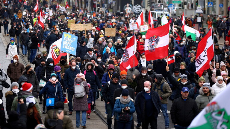عشرات الآلاف يتظاهرون في فيينا احتجاجا على قيود كورونا