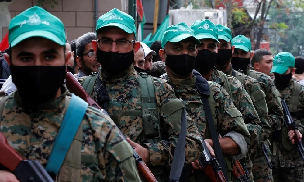 حماس في لبنان… تفلت للسلاح وغطاء من “الحزب”!