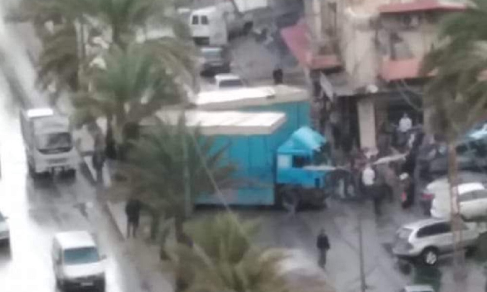 رفع شاحنة قطعت طريق البداوي الدولي لساعات