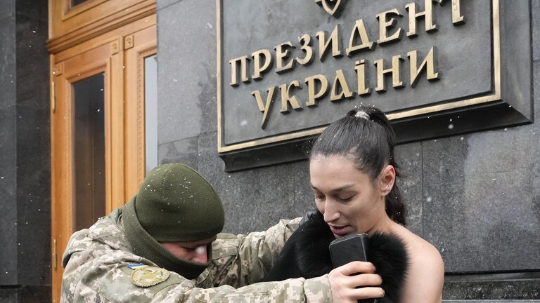 عارية الصدر… ناشطة تحتجّ أمام مكتب الرئيس الأوكراني!