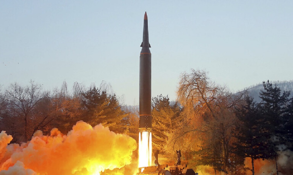 كوريا الشمالية تعلن إطلاق صواريخ من قطار